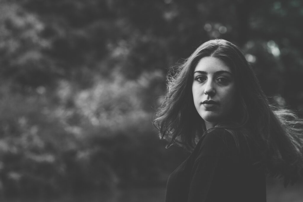 Shooting fotografico ragazza in bianco e nero