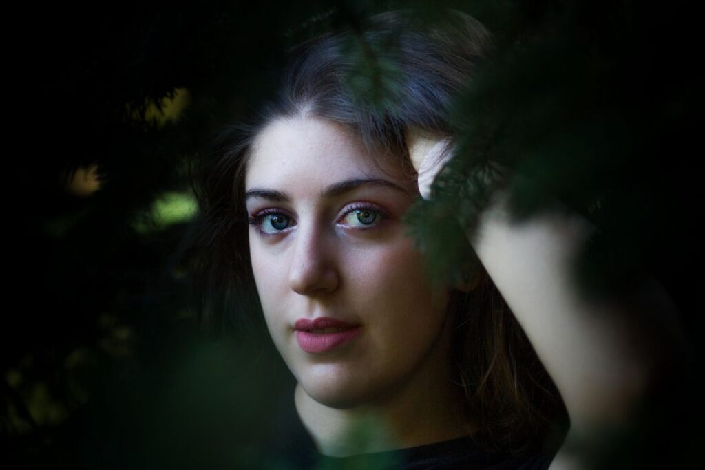 Foto ragazza nel bosco