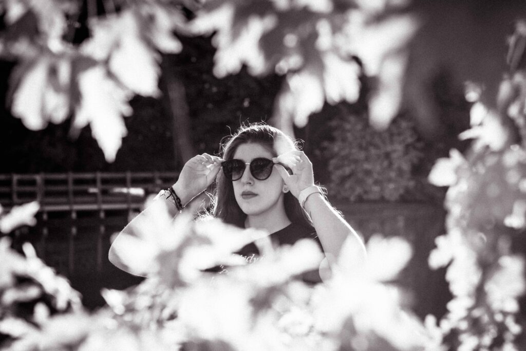 foto ragazza con occhiali da sole in bianco e nero