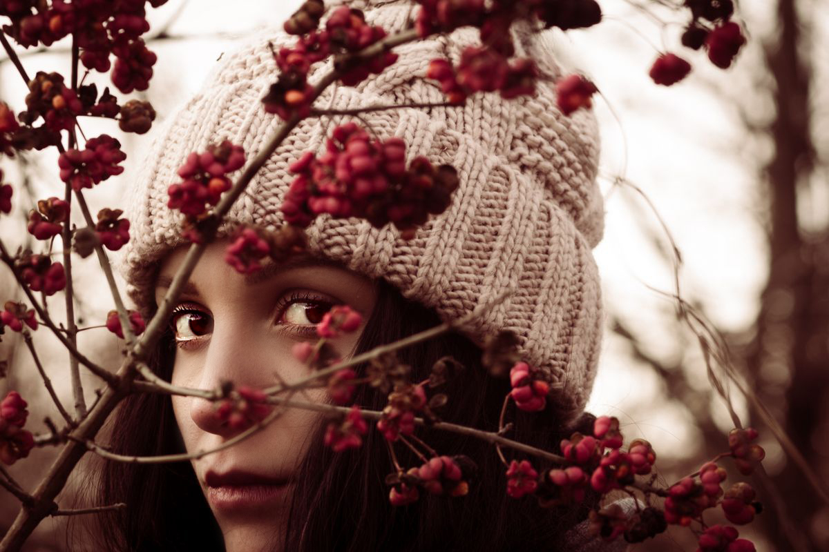 Foto ragazza tra fiori