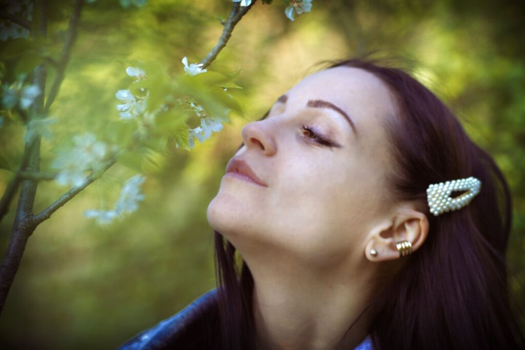 Foto ragazza con fiori