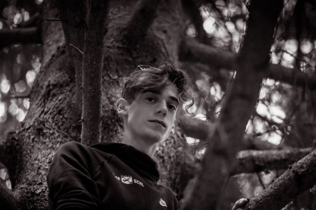 Shooting ragazzo su un albero in bianco e nero